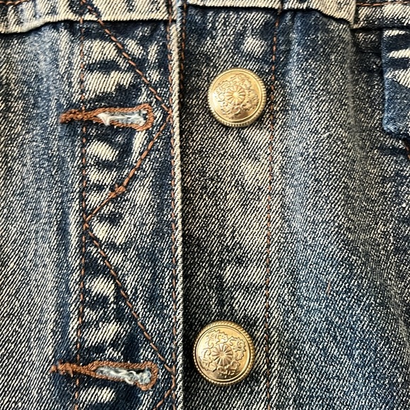 Sleeveless embellished denim vest jacket - Picture 3 of 11